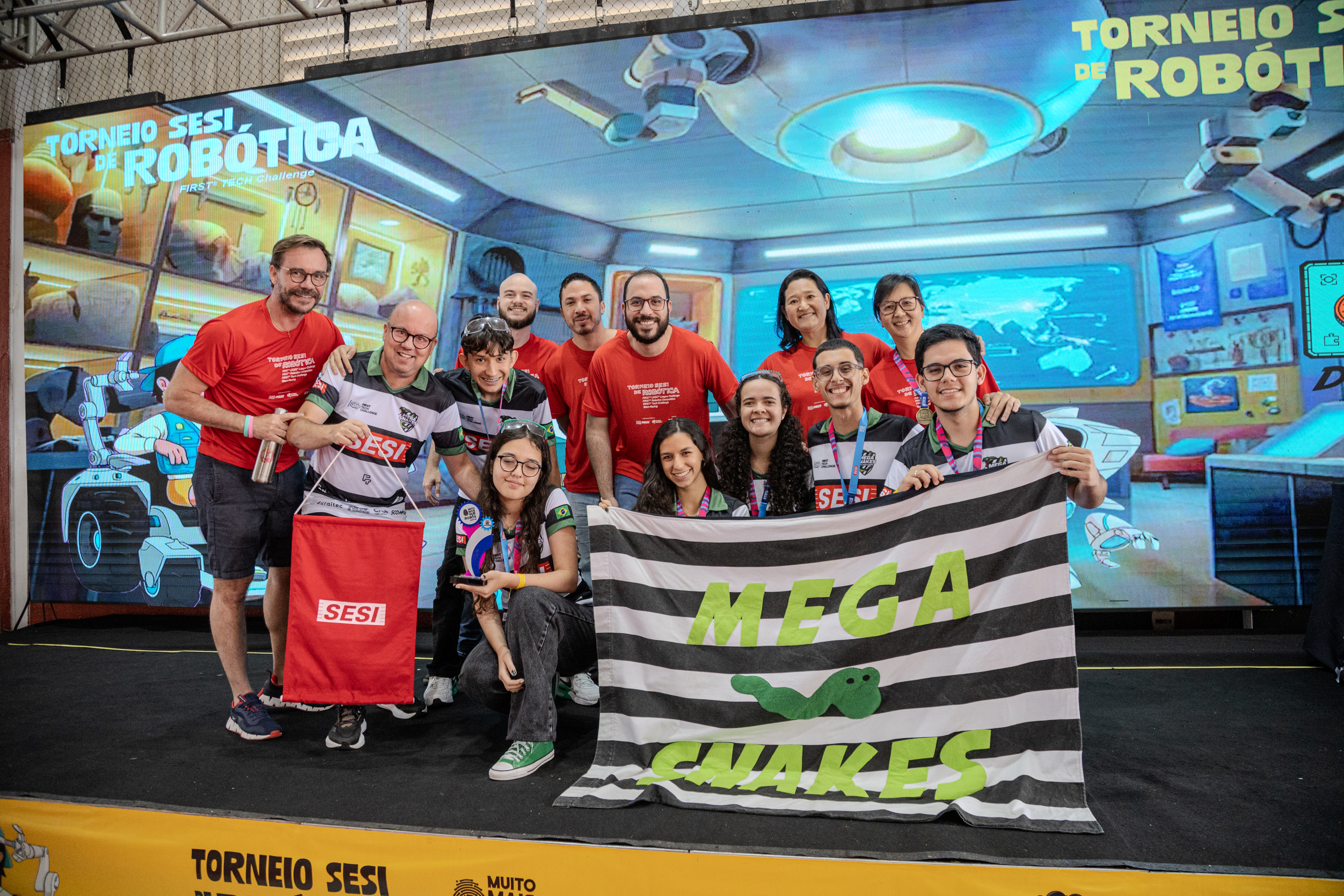 Equipe SESI MEGASNAKES FTC no palco do campeonato regional recebendo o Think Award - 2025