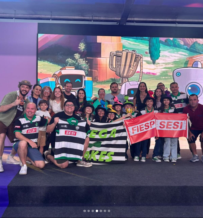 Equipe SESI MEGASNAKES FTC no palco do campeonato regional recebendo o Think Award - 2025