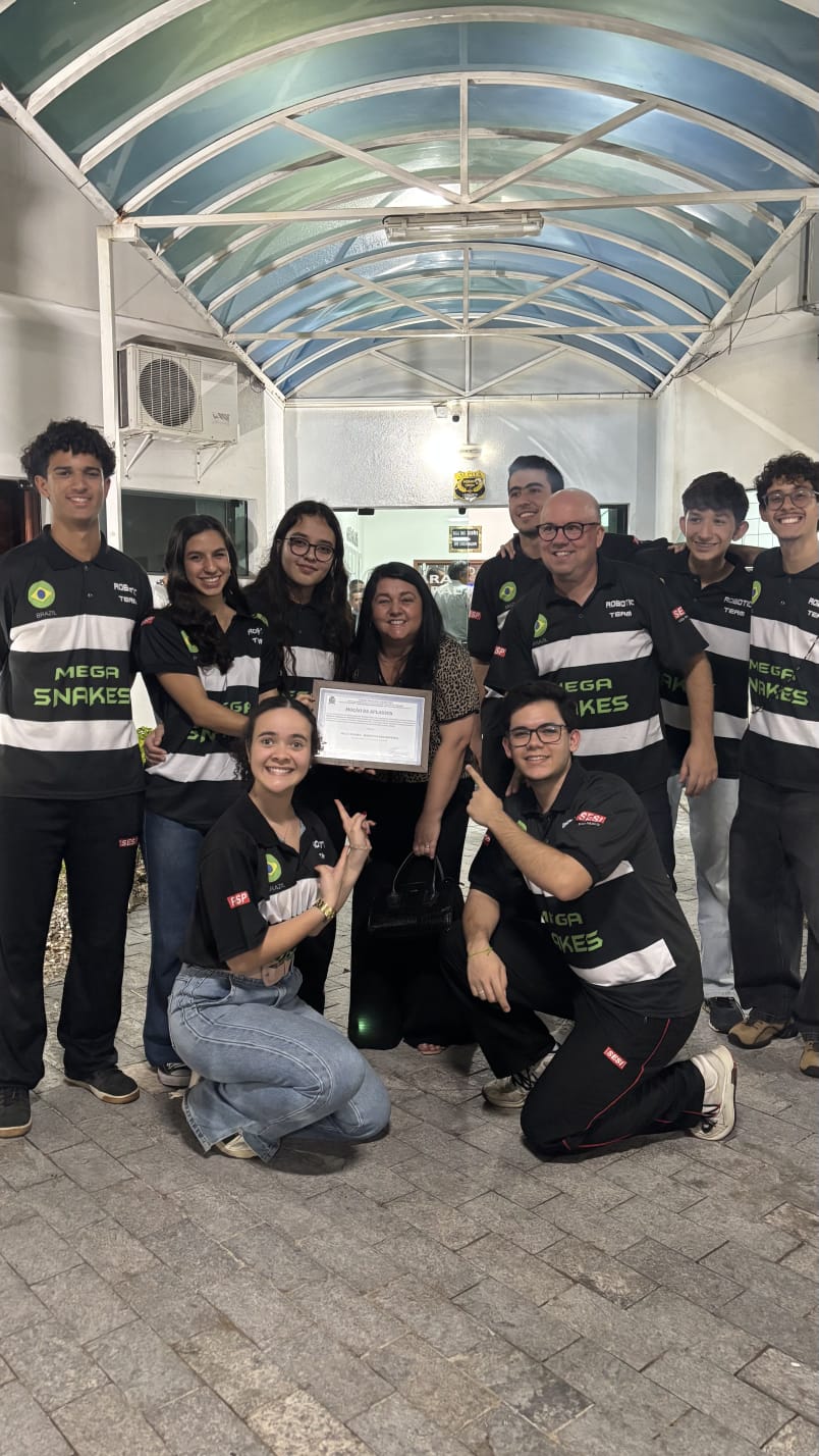 Equipe SESI MEGASNAKES FTC no palco do campeonato regional recebendo o Think Award - 2025