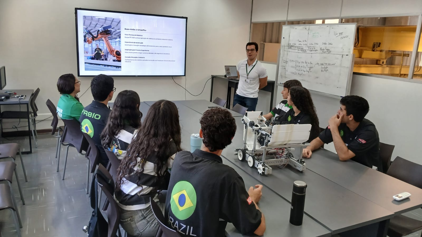 Equipe SESI MEGASNAKES FTC no palco do campeonato regional recebendo o Think Award - 2025